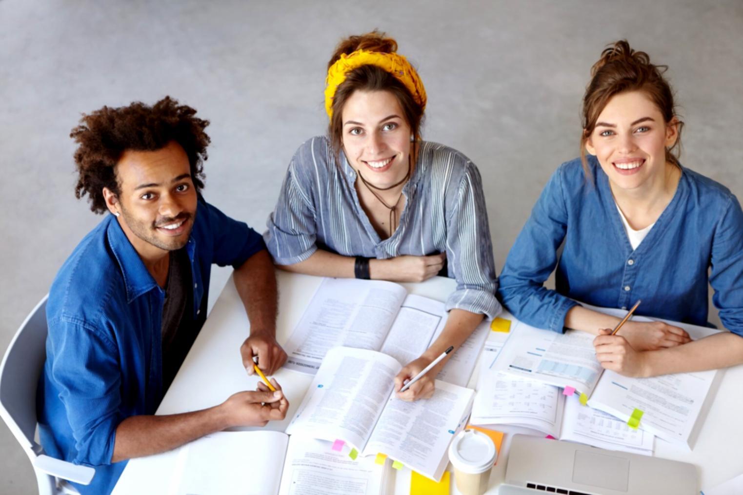 Estudiantes trabajando colaborativamente en proyectos de modelado financiero