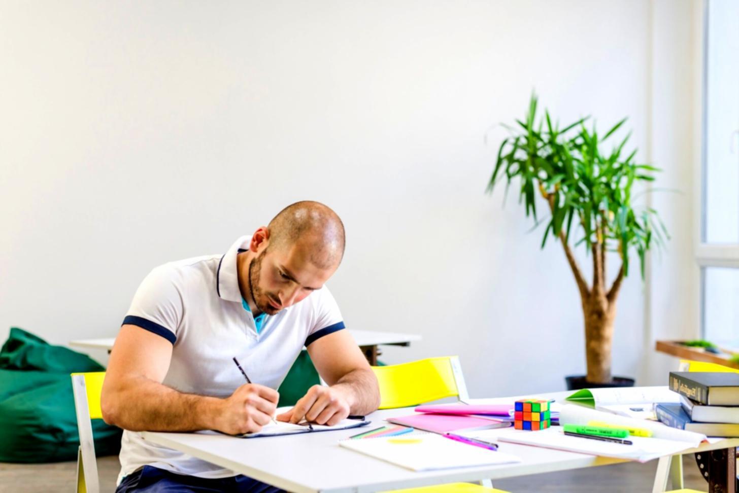 Analistas trabajando en proyecciones financieras colaborativas